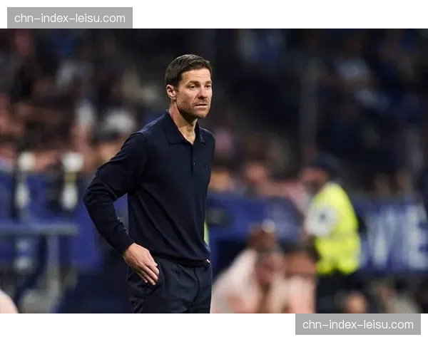 阿隆索三中卫体系磨合期遇阻,皇马攻防转换节奏待优化 阿隆索三中卫体系磨合期遇阻,皇马攻防转换节奏待优化